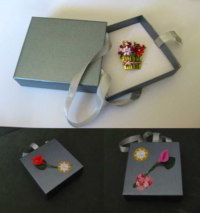 Alfinete / Broche / Pregadeira Vaso Flores Coloridas NOVO