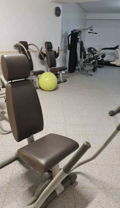 Ginásio Technogym com 9 máquinas