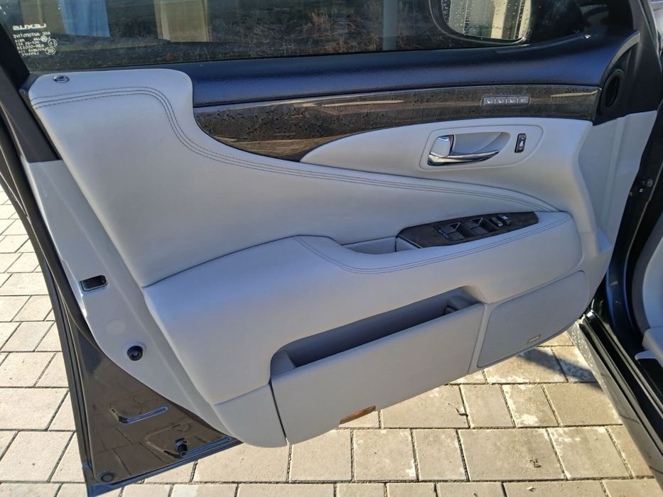 Автомобіль Lexus