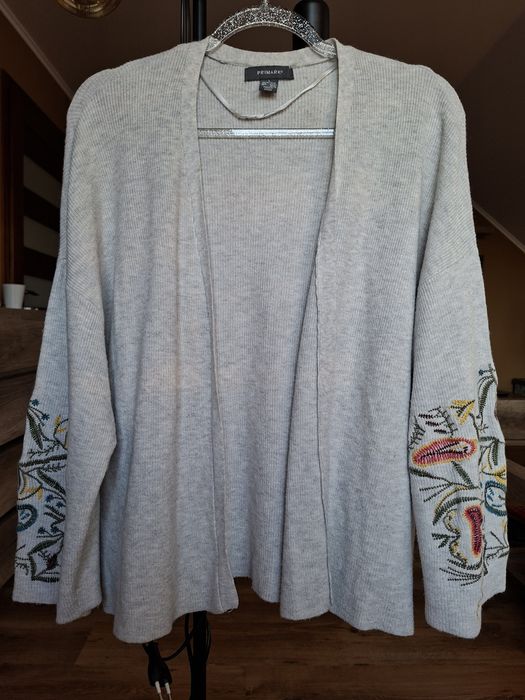 Szary sweterek z haftowanymi wzorami, Primark, S-L