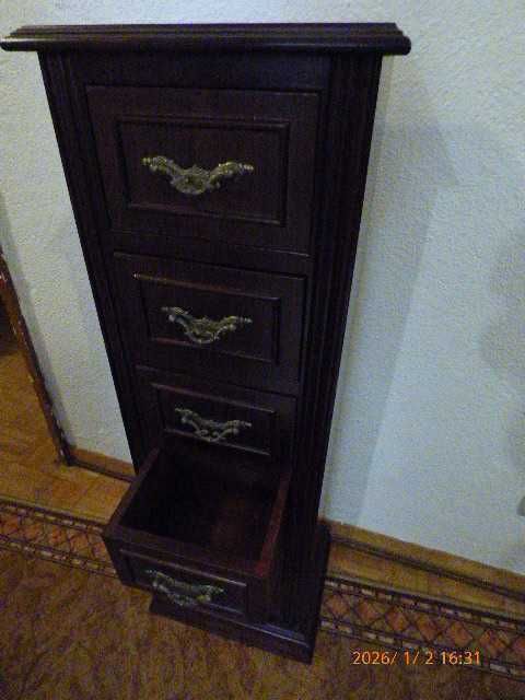 Pequeno móvel com 6 pequenas gavetas