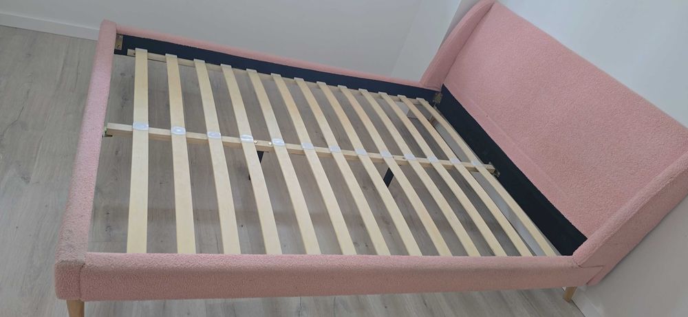 Cama de casal confortável.