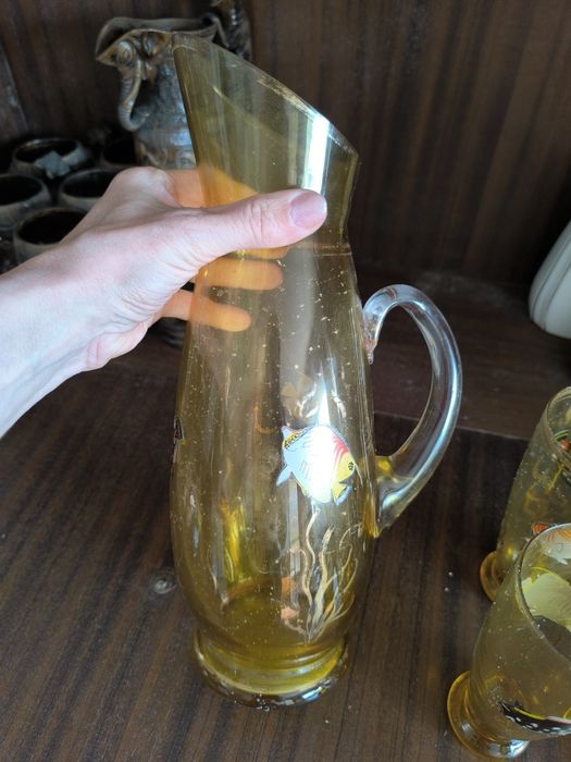 Conjunto incompleto de copos e jarra