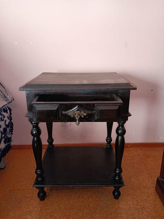 Par de mesinhas de cabeceira vintage em madeira maciça