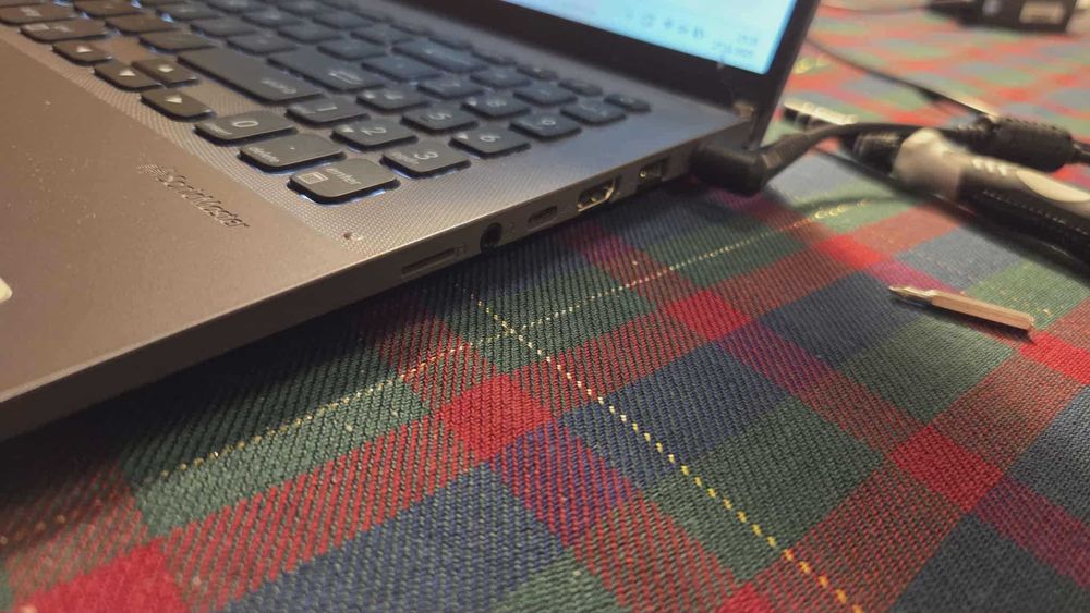 Laptop Asus VivoBook 15 I5-8265U 12GB RAM/500GB GeForce MX250 Zasilacz