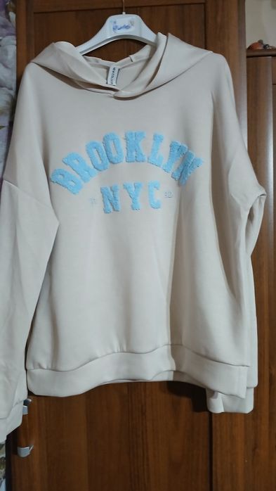 Bluza kangurek  maselko  z napisem blekit nowa