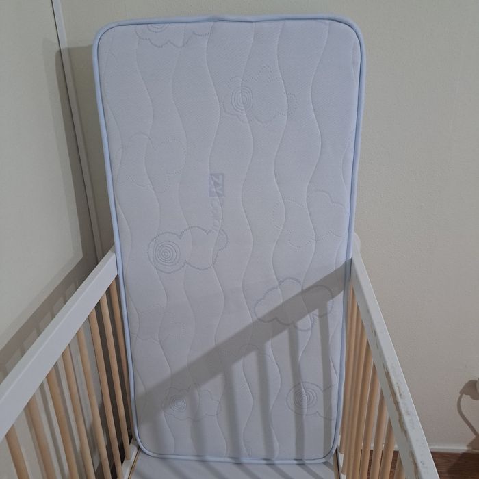 Berço de bebé + colchão e roupa de cama incluídos