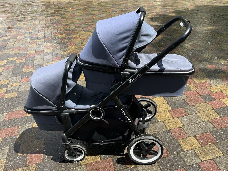 Коляска для двійнят або близнят