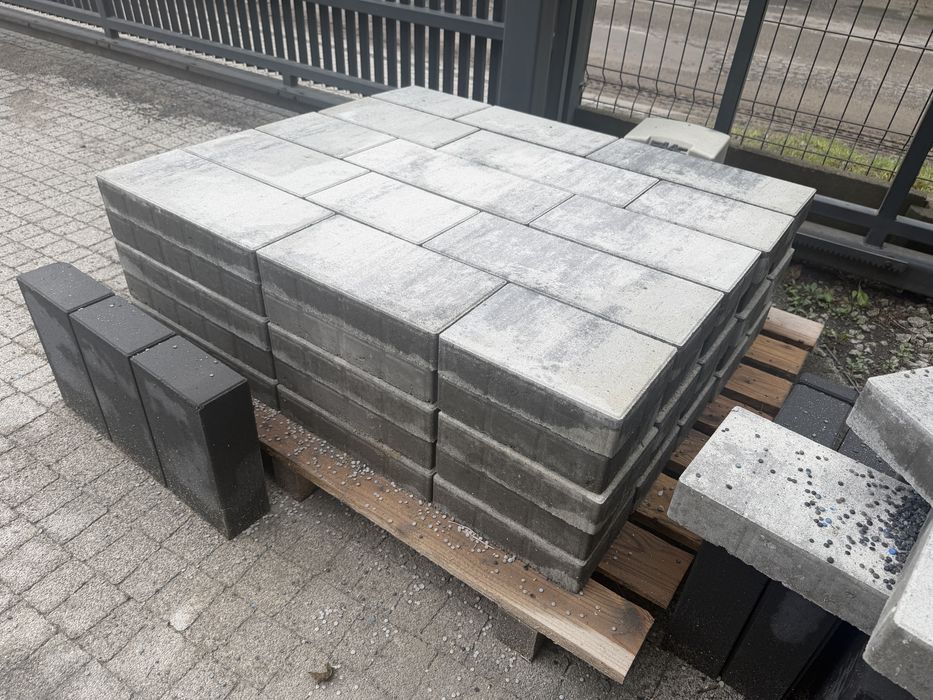 Kostka brukowa 4,25m2 + 3 szt. Obrzeza 28 cm wys