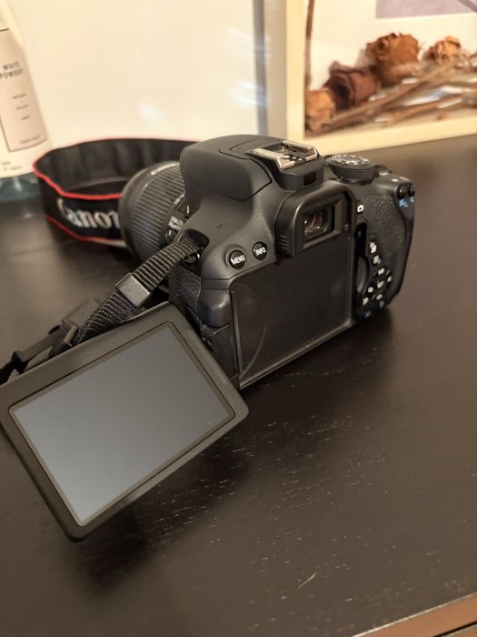 Canon EOS 700D + Lente 18-55mm STM + 4 Baterias + Cartão 64GB