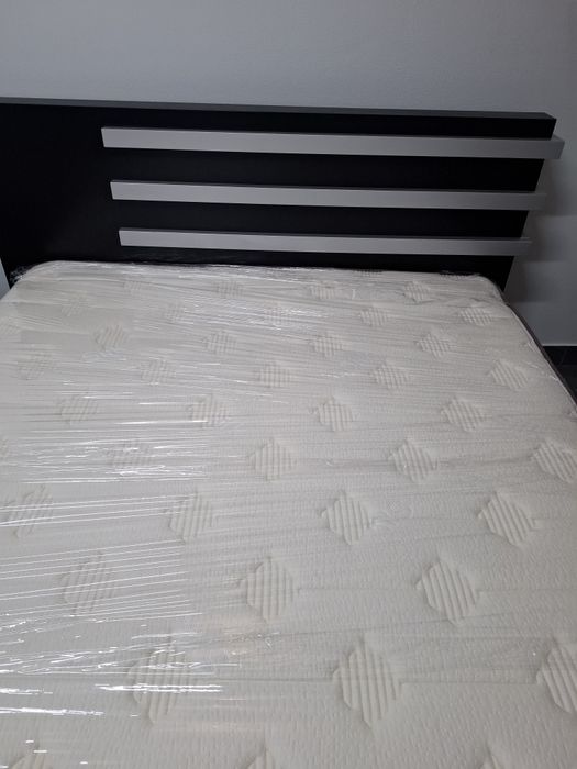 Cama Sommier casal estrado com colchão 2  mesas de cabeceira aparador