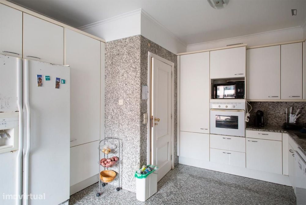 Quarto - localizado em Sete Rios Lisbon