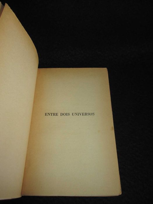 Livro Entre Dois Universos Fidelino de Figueiredo
