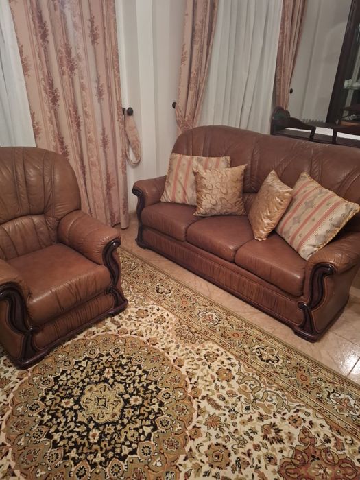 Conjunto sofás em pele