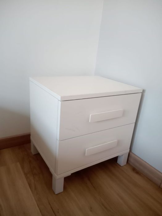 Comoda branca como nova, quase não usada e sem marcas de uso.
