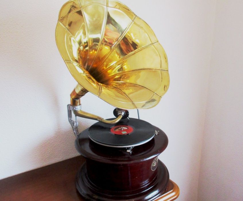 Grafonola em madeira – gramofone a funcionar muito bem