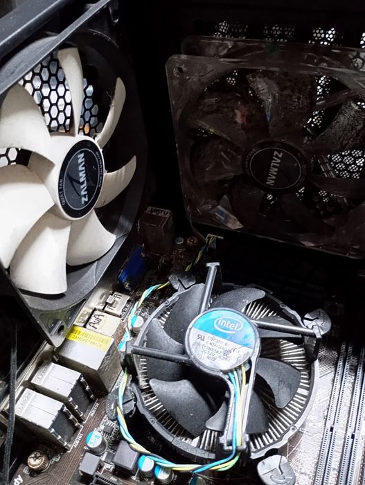 PC torre com disco e borde