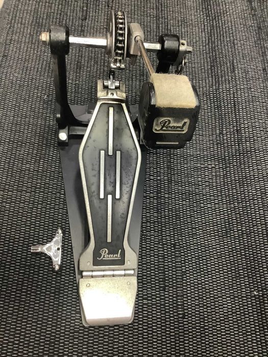 Pedal de bateria da marca Pearl.