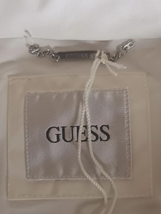 Casaco acolchoado comprido de mulher da GUESS