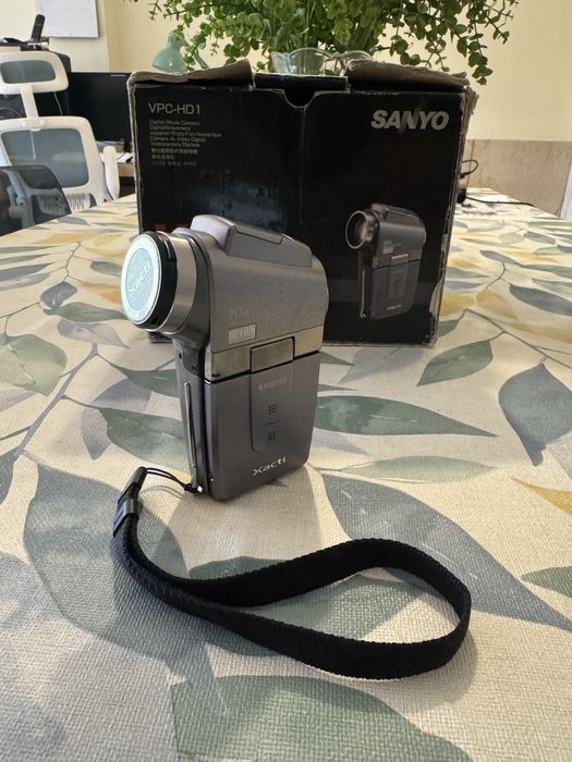Câmara de vídeo digital Sanyo Xacti VPC-HD1, em muito bom estado e com conjunto completo de acessórios