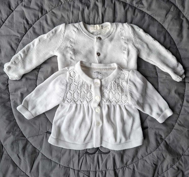 Białe sweterki niemowlęce