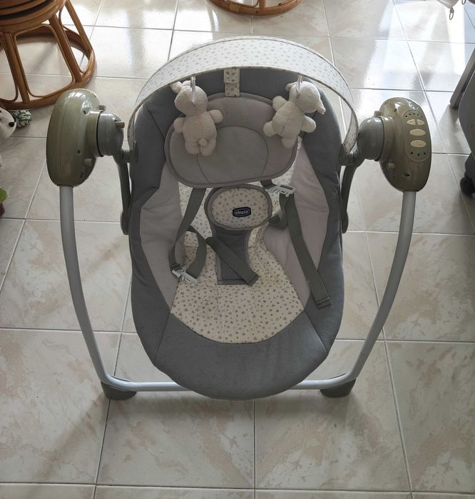 Cadeira baloiço de béb chicco