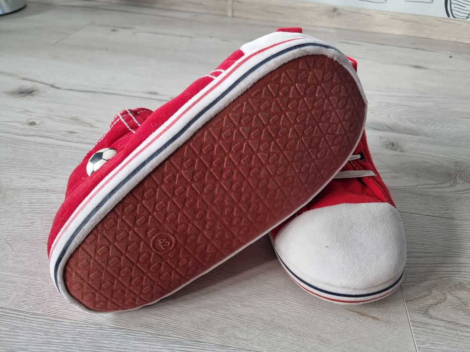 Słodkie kapcie 42 jak Stuart Malutki czerwone punk trampki tenisowki