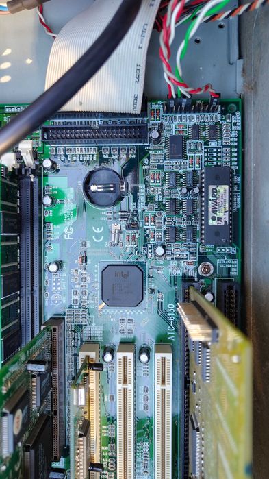 Stary komputer Retro Intel Pentium fw82443lx