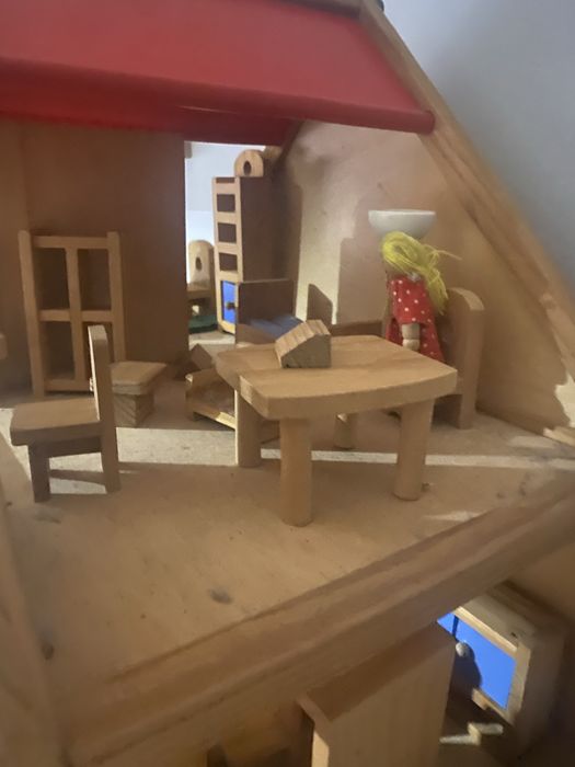 Casa de bonecas em madeira