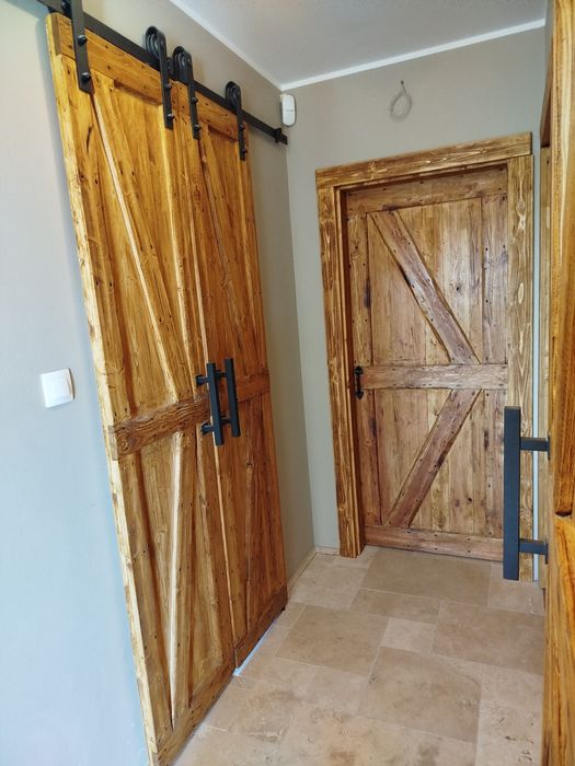 Rustykalne drzwi i oscieznice z litego drewna/funky-rustic.com