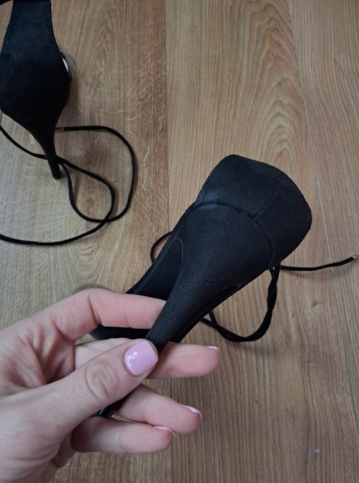 Женские черные босоножки на каблуке с завязками