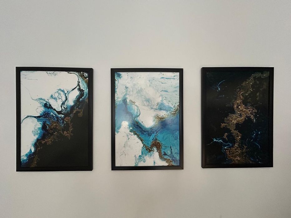 Zestaw trzech obrazów na ścianę w czarnej ramie, abstrakcja, marmur