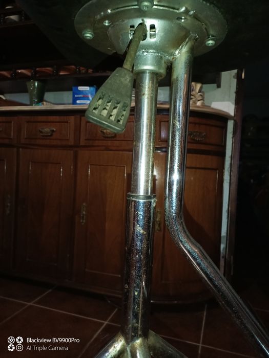 Banco alto em ferro e couro