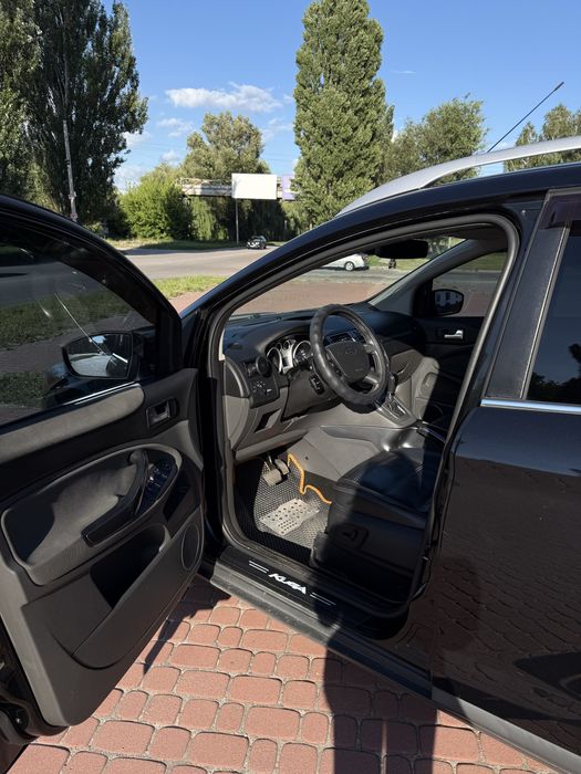 Ford Kuga 2010 року