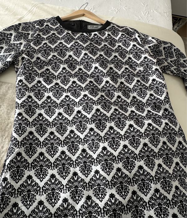 Vestido em malha fina, com padrao de cores lindo.