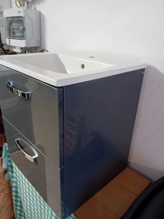 Wisząca łazienkowa szafka