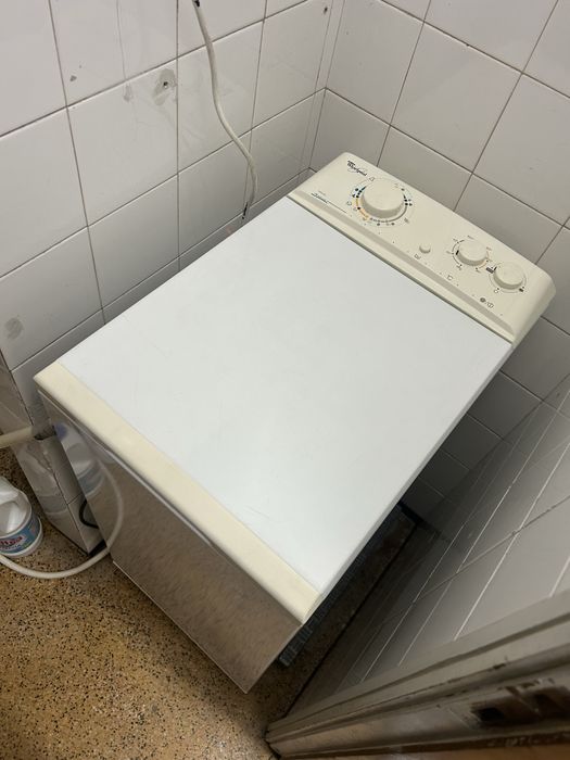 Maquina de lavar roupa praticamente  nova