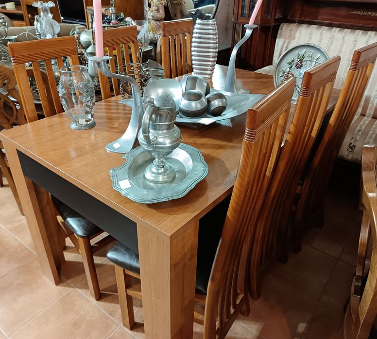 Mesa retangular com cadeiras