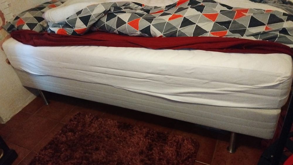 Estrado acolchoado com colchão