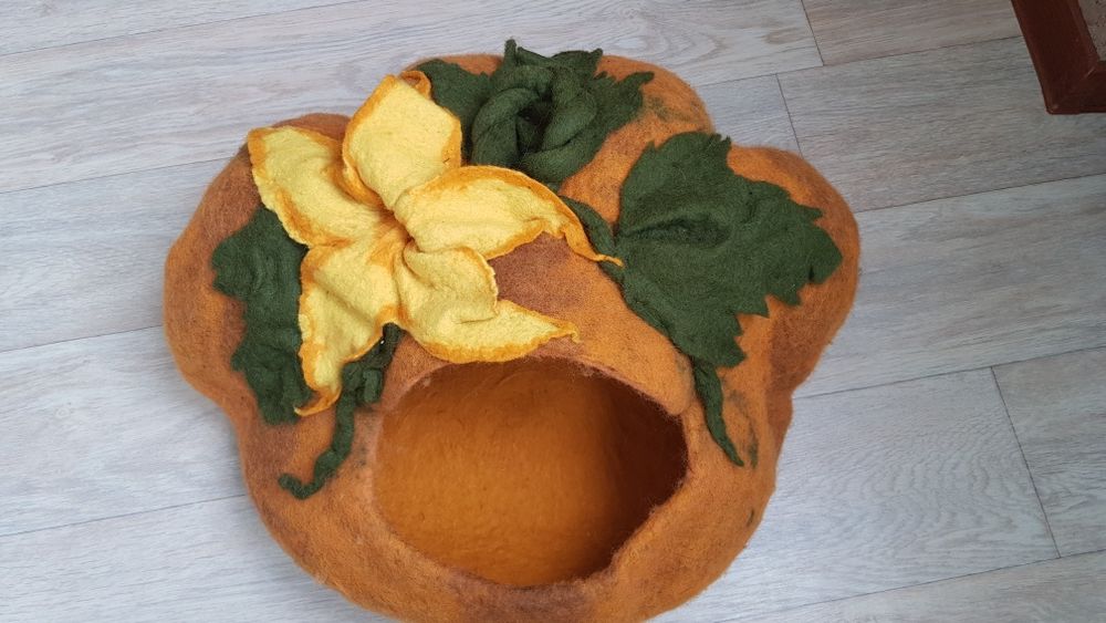 Будиночок для котика або маленької собачки.