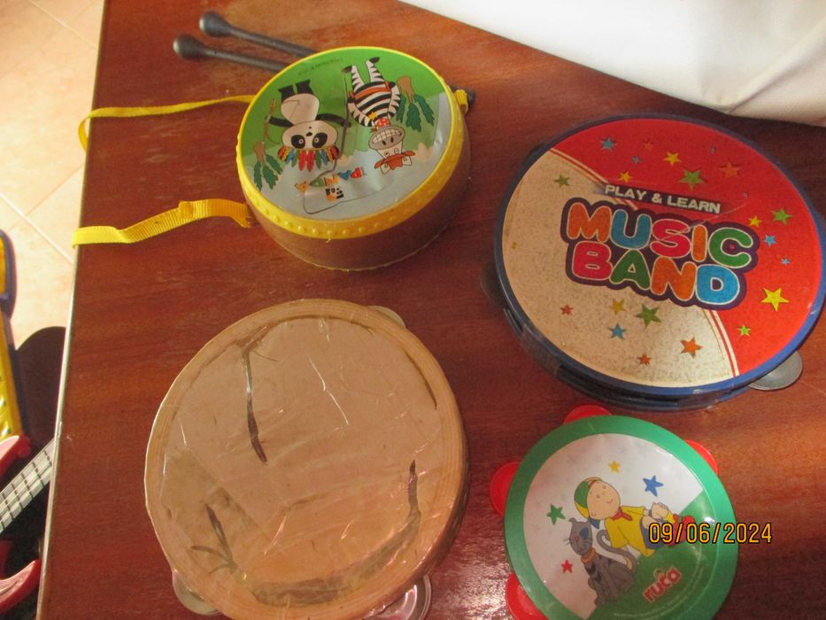 Diversos instrumentos musicais para criança