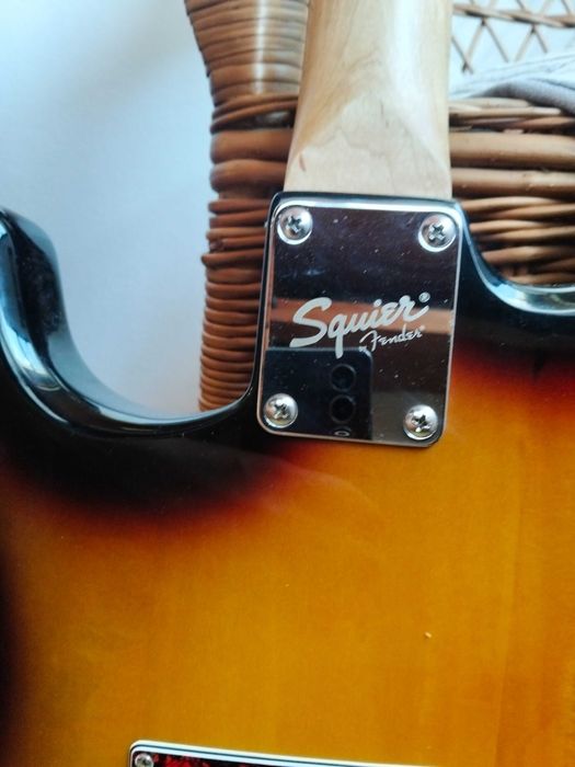 Guitarra Elétrica Squier Strat + Amplificador