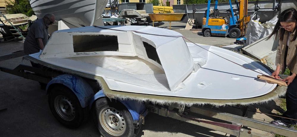 Jacht motorowy Courier 970 do wykończenia