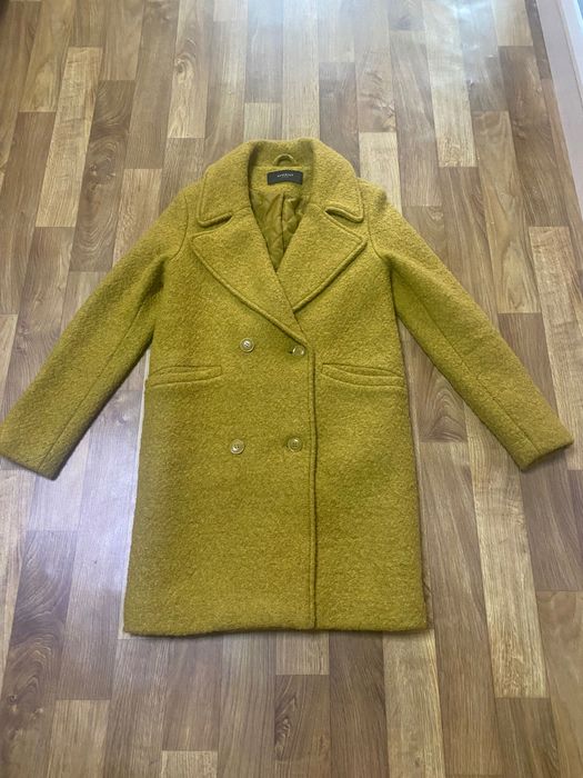Стильне осіннє пальто з букле на утеплювачі бренду Reserved