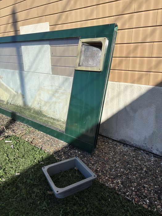 Janela com porta para passagem de gato