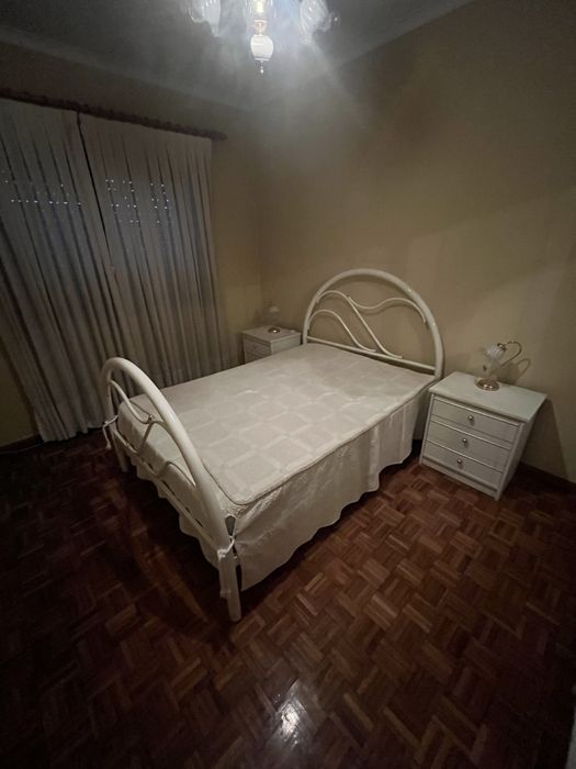 Vendo cama e cómoda com espelho
