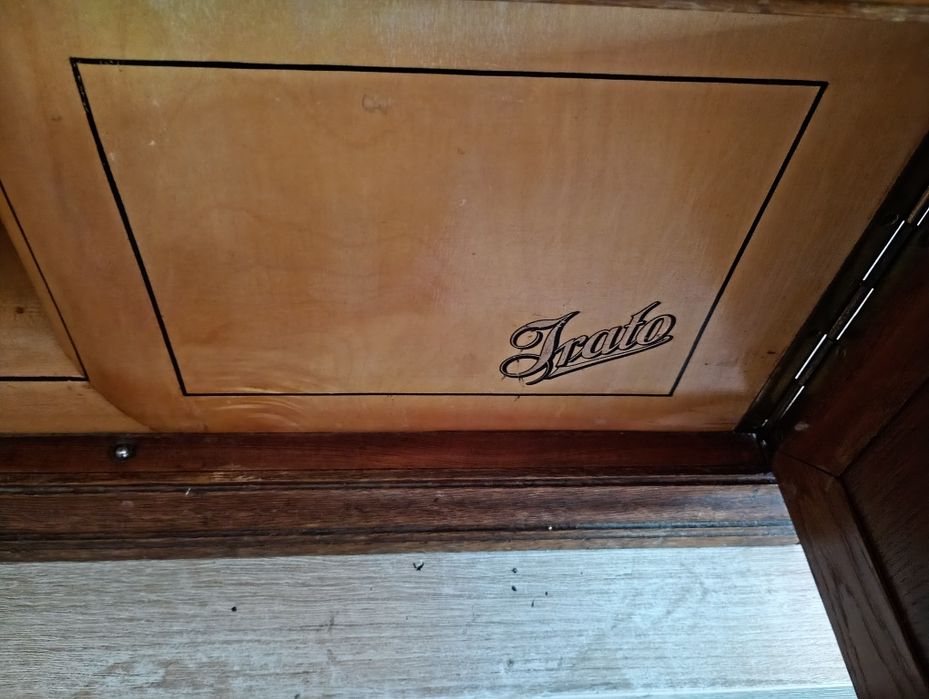 Stary gramofon na korbę