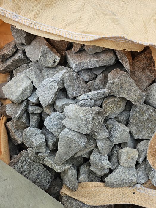 Kostka granitowa, gabiony, kamień nieregularny.