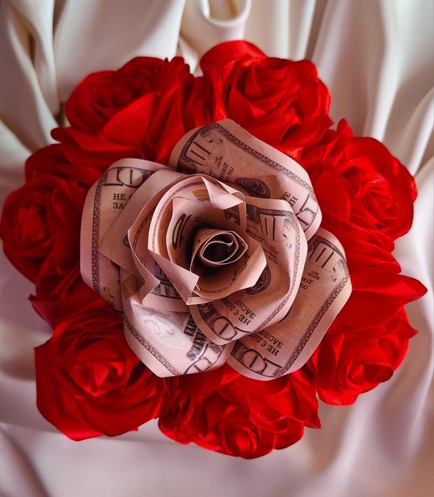Букет із атласних троянд та  доларів
