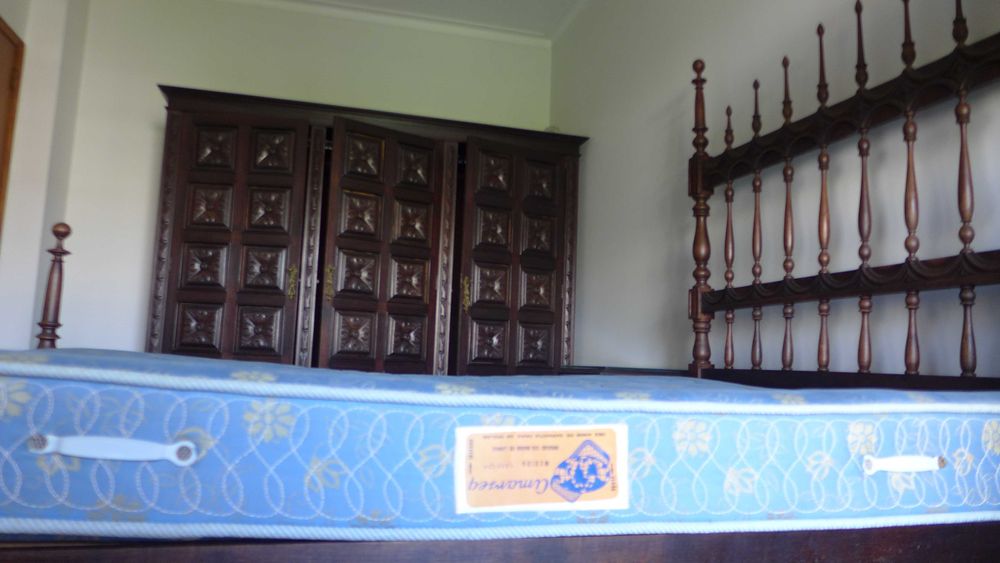 Armário grande em madeira maciça